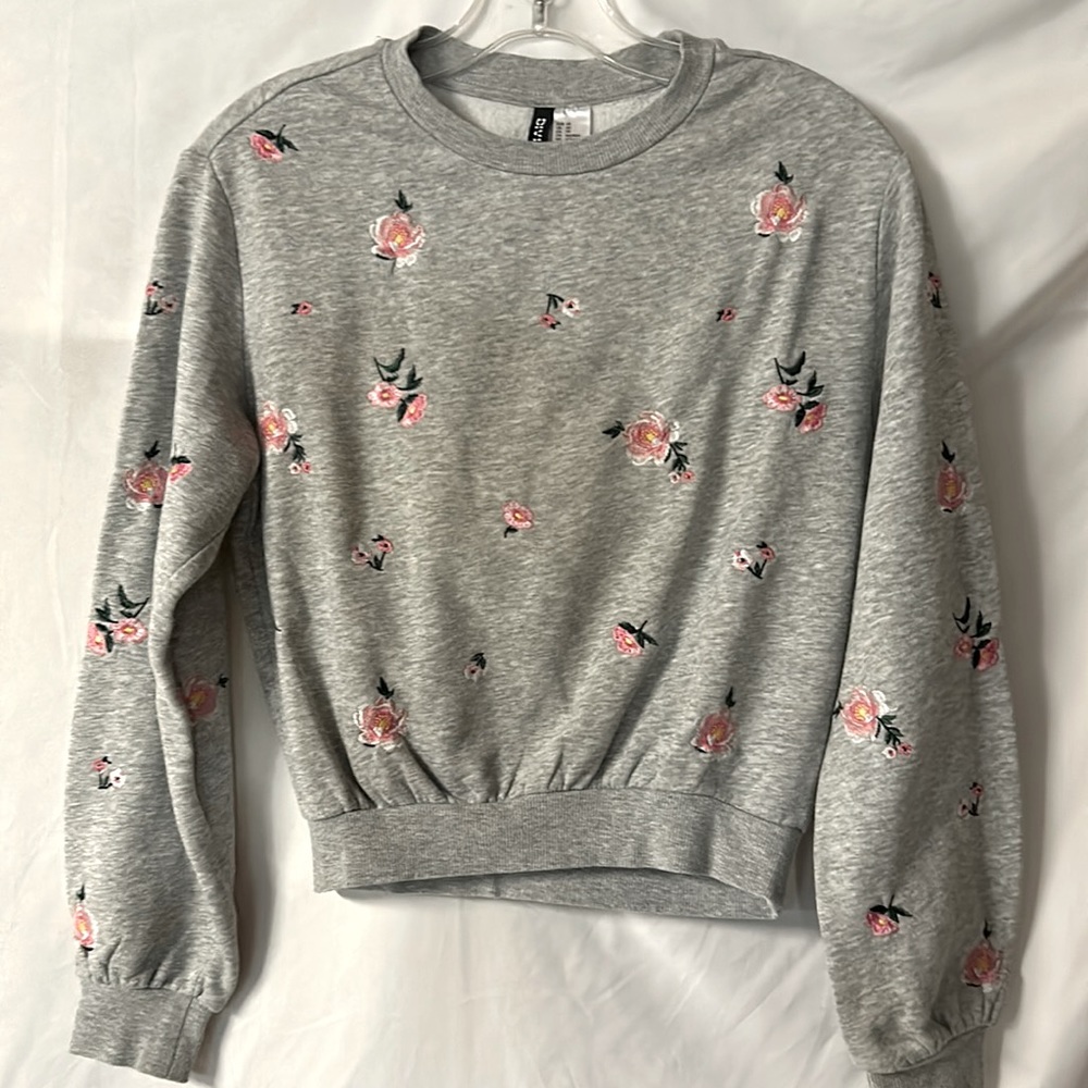 H&M Divided - Beautiful light gray sweatshirt with embroidered flowers - XS Girl